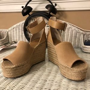 Nude wedge shoe
